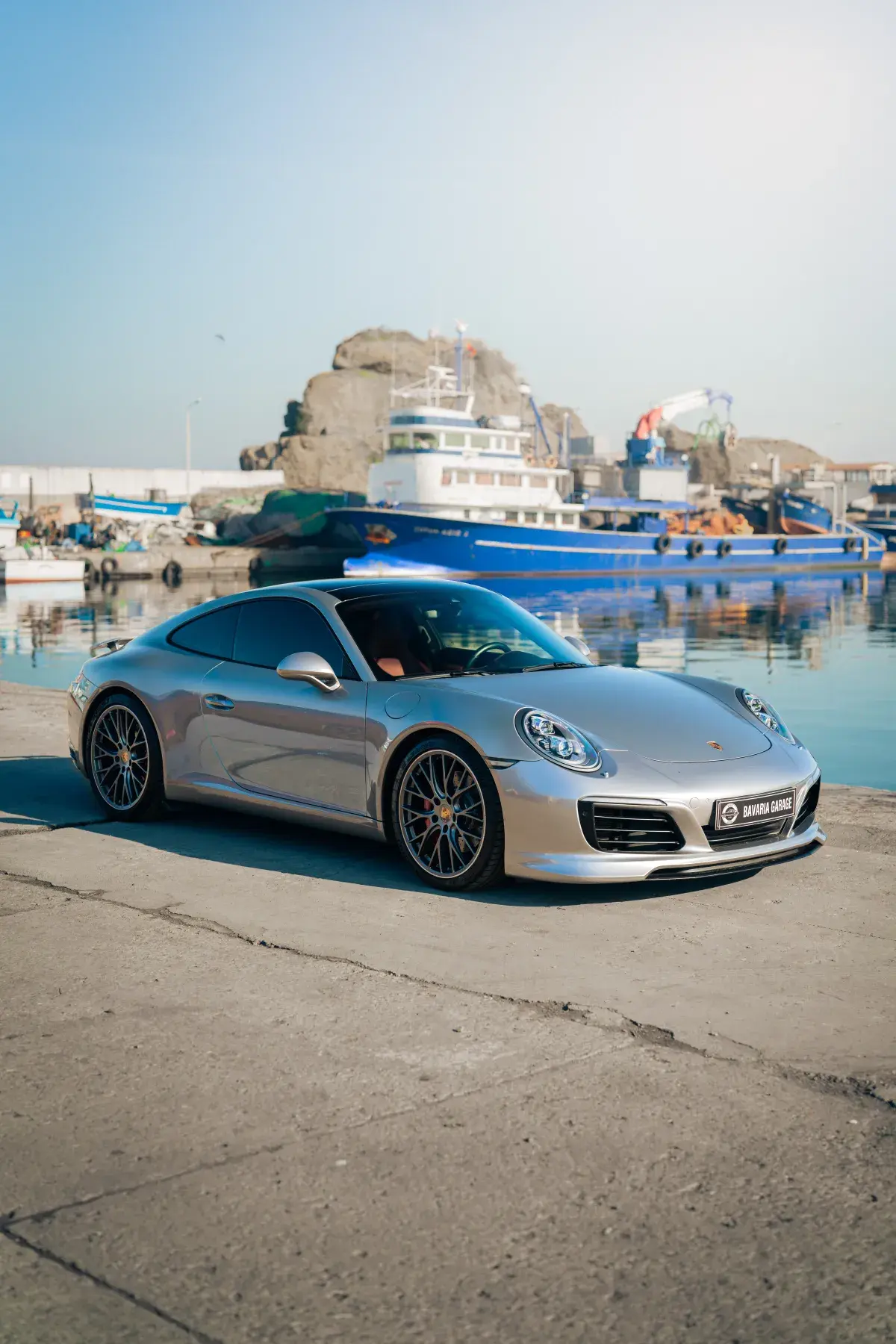 Gümüş Porsche 911 limanda