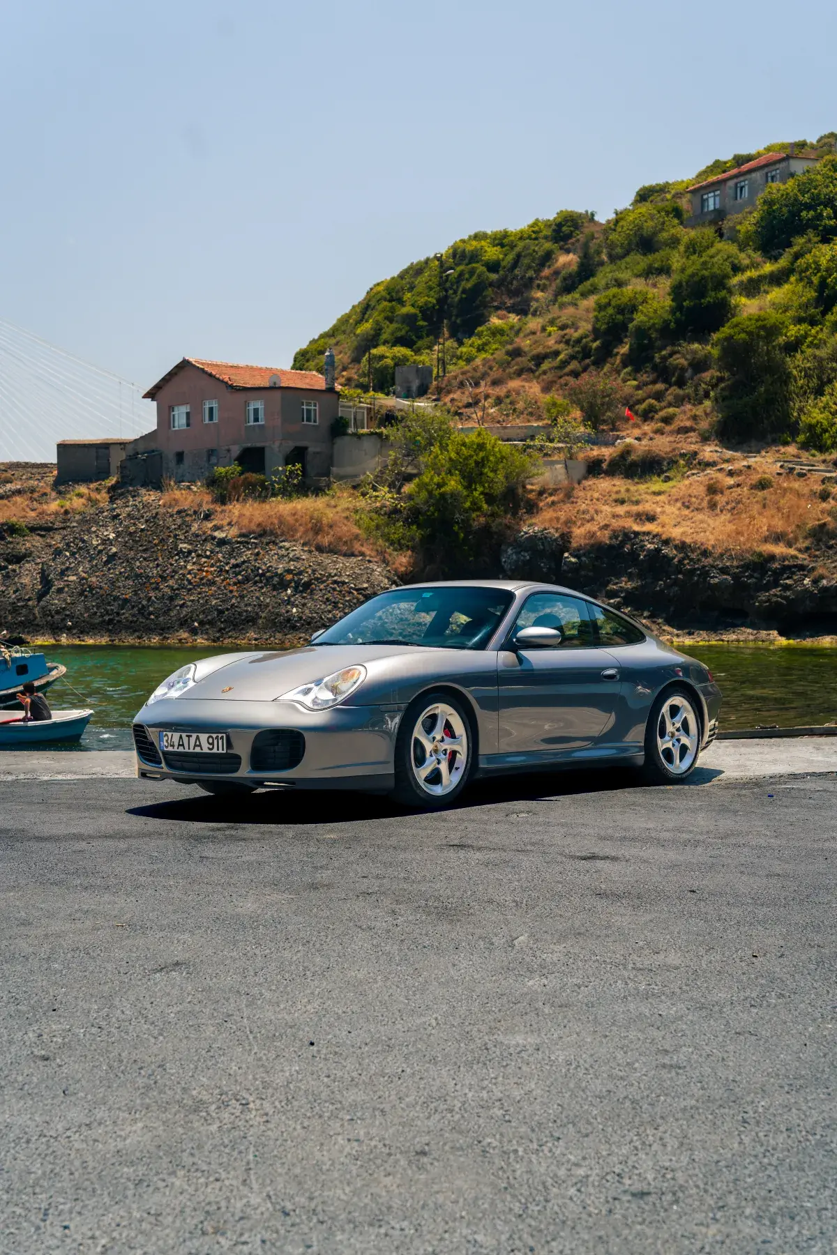 Gümüş Porsche C4S kıyı köyünde