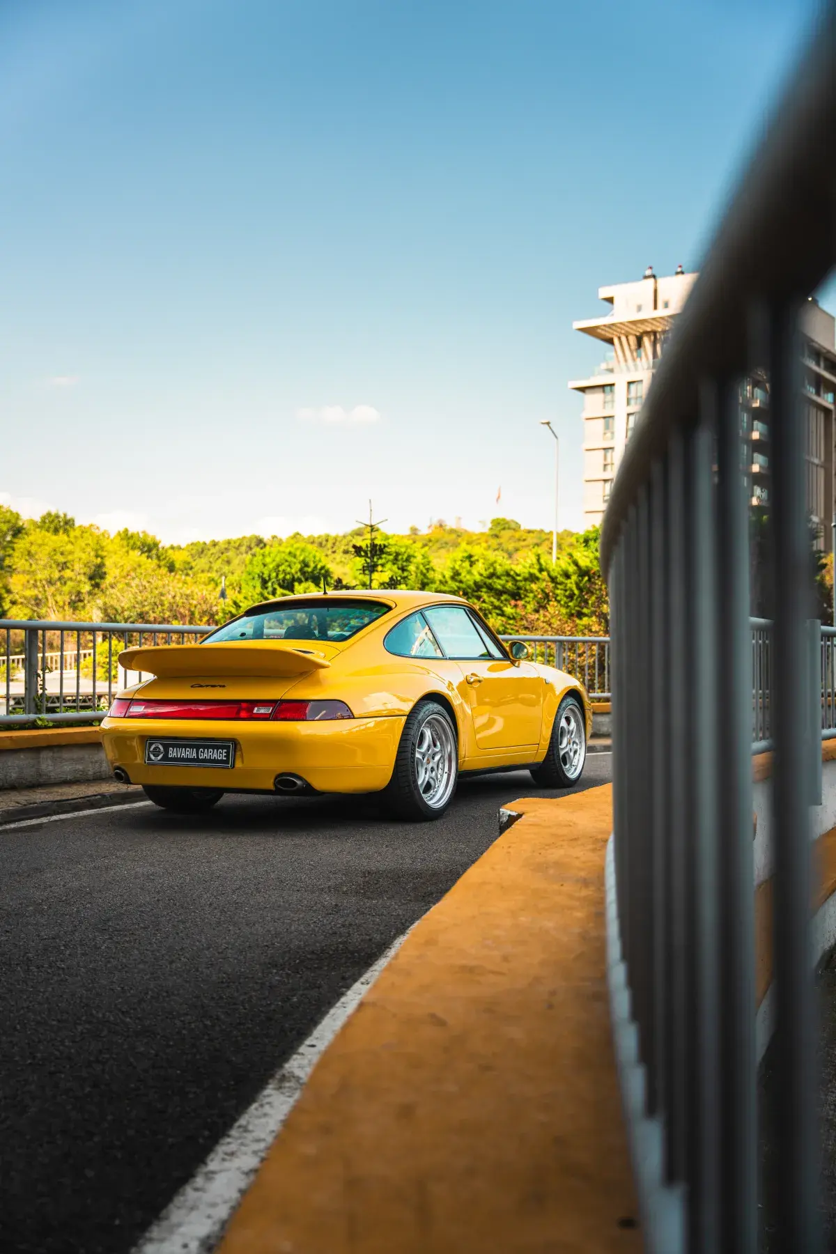 Sarı Porsche 993 köprüde